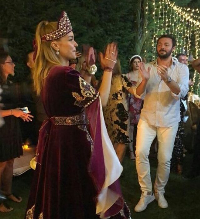 ‘Kına gecesi geleneğini arşa çıkaran ve düğünü arka planda bırakan ünlü çift’ Bengü ve Selim Selimoğlu seçildi.